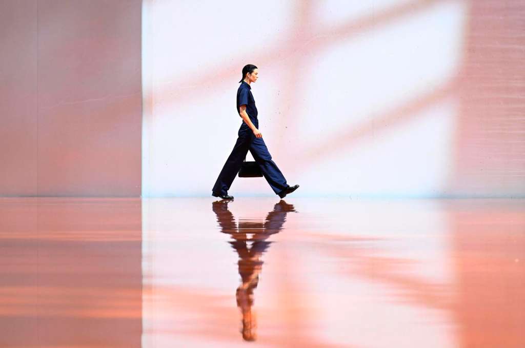 Milan (Italy), 25/09/2025.- A model presents a creation by Italian fashion label Prada during the Spring/Summer 2026 Women's Collection show at Milan Fashion Week in Milan, Italy, 25 September 2025. Milano Moda Donna runs from 23 to 29 September 2025. (Moda, Italia) EFE/EPA/DANIEL DAL ZENNARO