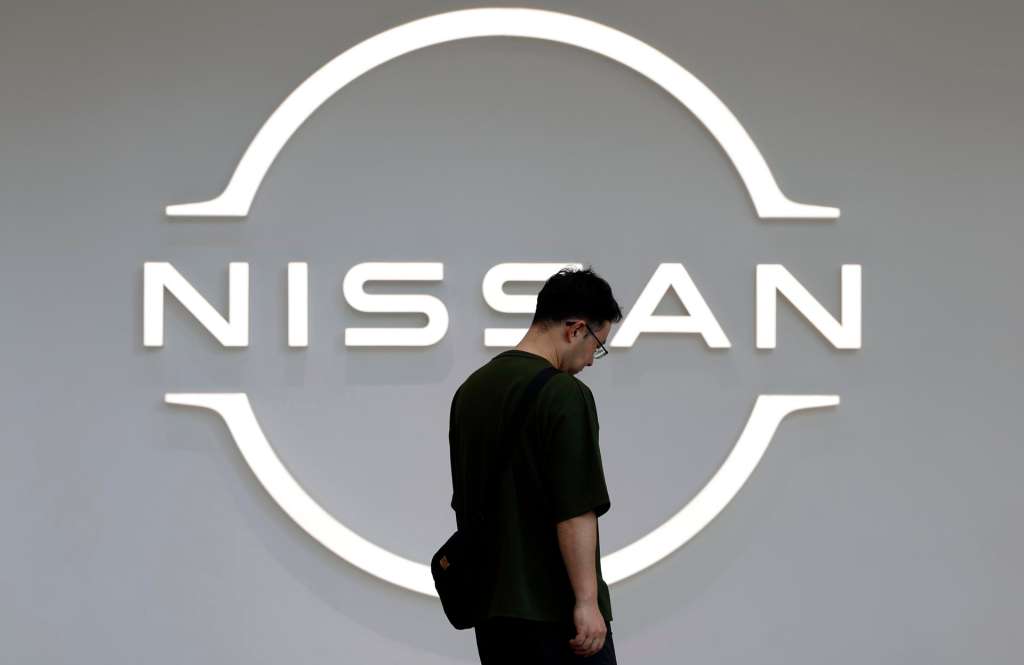 YOKOHAMA (Japan), 13/05/2025.- A visitor walks past the logo of Nissan Motor at the carmaker's headquarters' showroom in Yokohama, Japan, 13 May 2025. In April 2025 Nissan released a statement saying that it has significantly lowered its financial forecast for the fiscal year ending March 31, 2025. In addition, Nissan anticipates a net loss of 700-750 billion yen for the current fiscal year ending March 31, 2024. (Japón) EFE/EPA/FRANCK ROBICHON