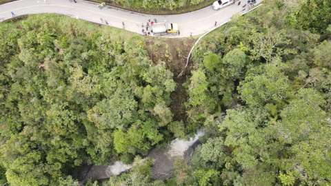 Padre e hijo cayeron a un abismo en volqueta en vía de Antioquia