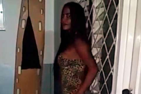 En video: modelo denunció que policías la incitaron a desnudarse
