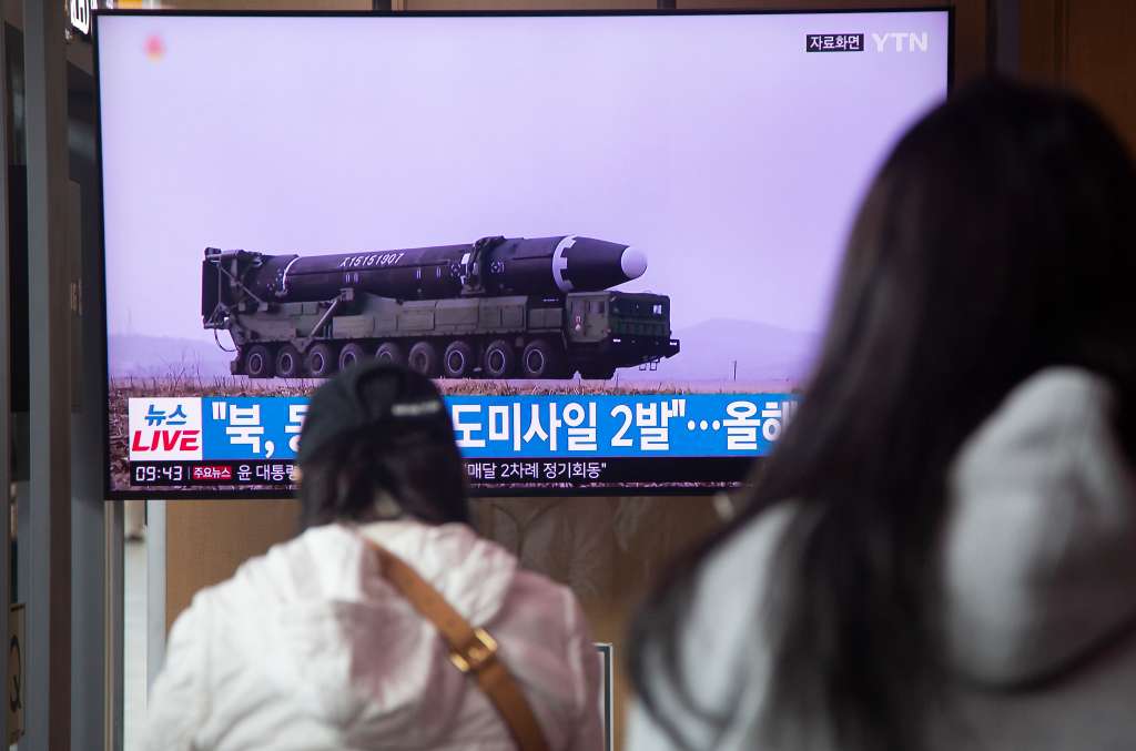 Seoul (Korea, Republic Of), 14/03/2023.- People watch the news at a station in Seoul, South Korea, 14 March 2023. According to South Korea's Joint Chiefs of Staff (JCS), in the early morning of 14 March, North Korea launched two short-range ballistic missiles into the East Sea, amid US-South Korean joint military drills. (Corea del Sur, Seúl) EFE/EPA/JEON HEON-KYUN