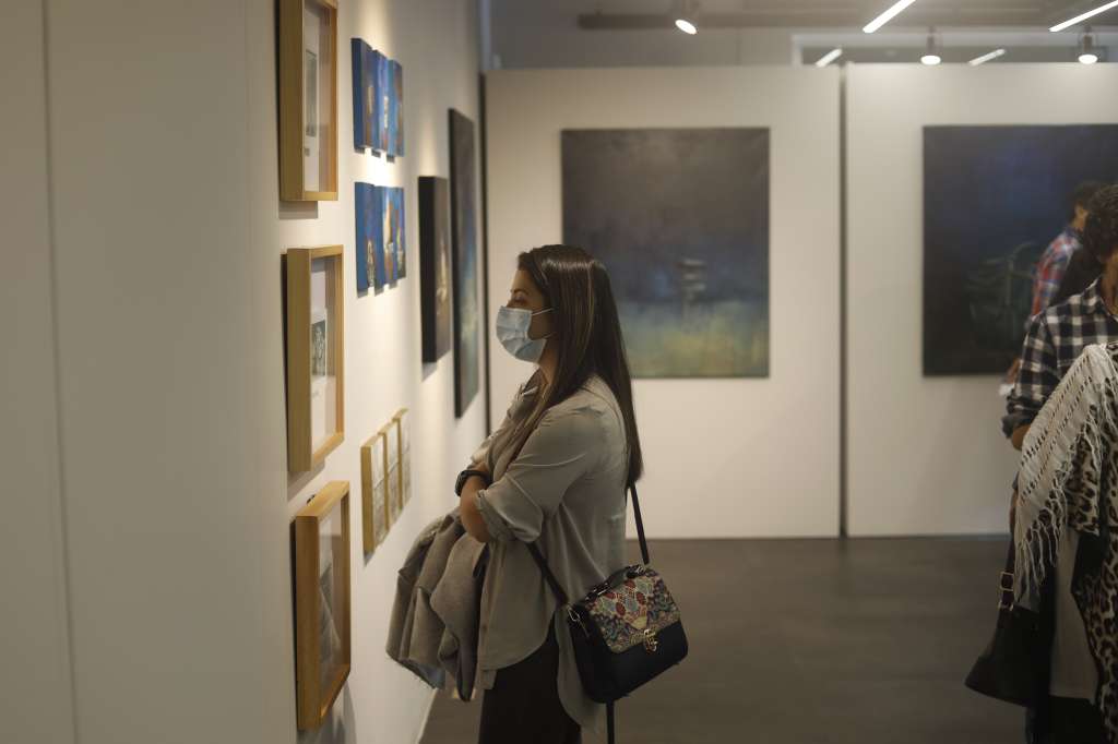 Visitantes de la exposición “Alegorías Efímeras”, que se presenta en Museo Medina de la Universidad CES (Medellín).
