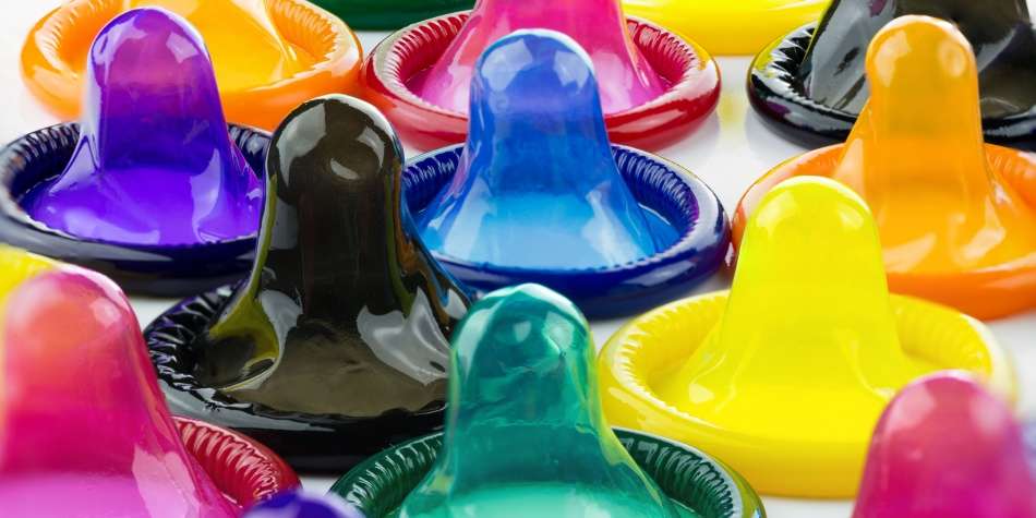 Condones luminosos, una alternativa para llevar una vida sexual sana