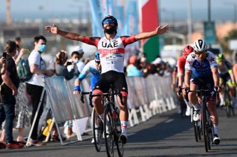 Fernando Gaviria le ganó en el esprint a Cavendish y es líder en el Tour de Omán