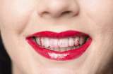 Truco fácil y efectivo para que tu labial no te manche los dientes