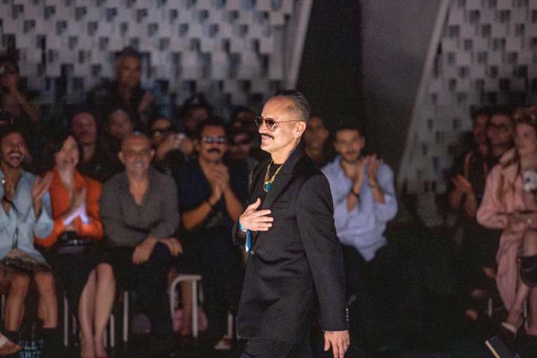 El diseñador estadounidense Willy Chavarria apareció en la pasarela tras la presentación de su colección, que bautizó con un nombre en español, como tiene de costumbre, y mostró sus diseños en modelos hombres y mujeres. / EFE /EPA / Christophe Petit Tesson