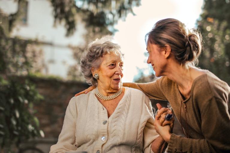Cáncer:
Los Cáncer son personas que por naturaleza tienen un gran instinto protector y maternal. Se caracterizan por ser muy emocionales que saben cómo y cuándo demostrar su cariño de forma afectuosa. Saben leer a la gente y sus muestras de ternura dependerán de lo que la otra persona aprecie.
Siempre dispuestos a ofrecer un abrazo en el momento justo, las personas nacidas bajo este signo resaltan por la sutileza y la ternura con que tratan a los demás.
