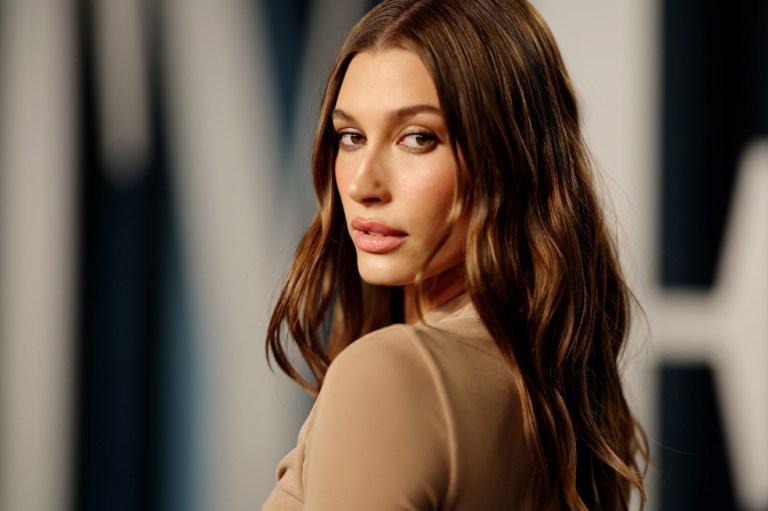 Hailey Bieber te muestra cómo llevar un pequeño vestido negro