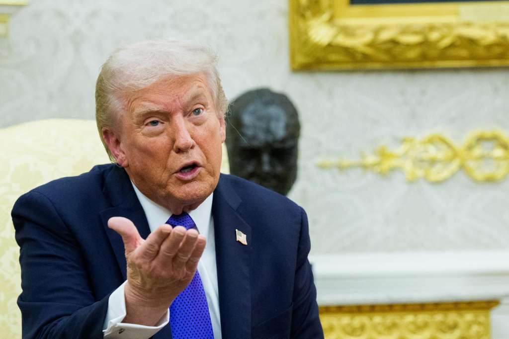 Washington (United States of America), 23/10/2025.- US President Donald J. Trump gives remarks as he meets with NATO Secretary General Mark Rutte in the Oval Office of the White House in Washington, DC, USA, 22 October 2025. The leaders met to discuss continued support for Ukraine. (Ucrania) EFE/EPA/AARON SCHWARTZ / POOL