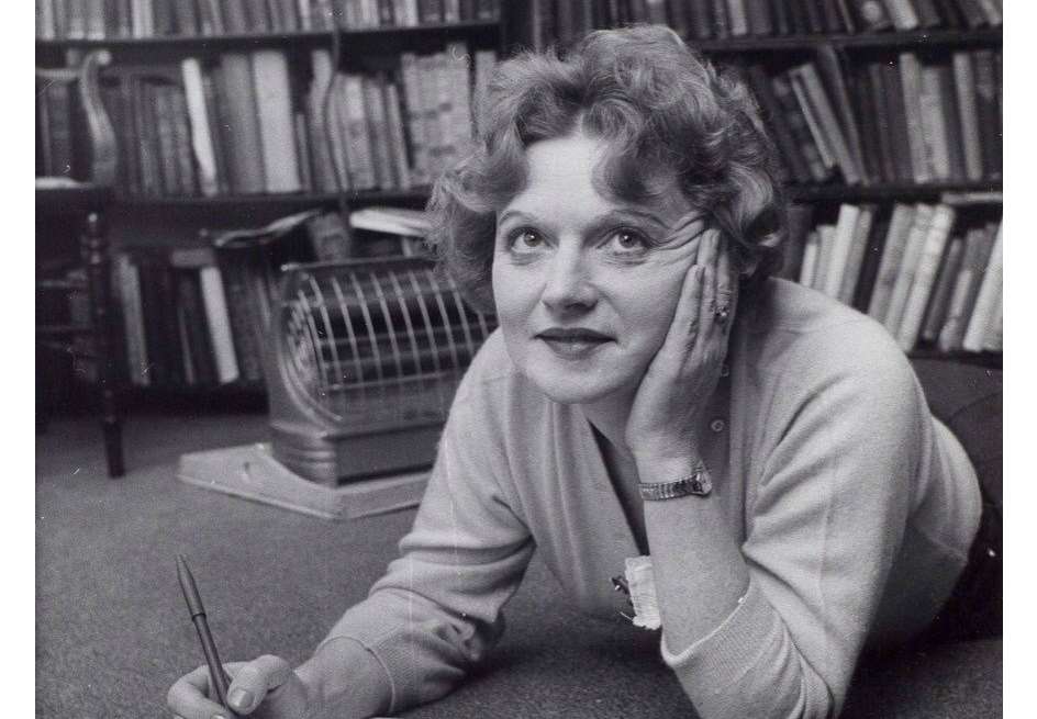 Imagen de la escritora Muriel Spark, autora de la obra “La plenitud de la señorita Brodie”. / EFE