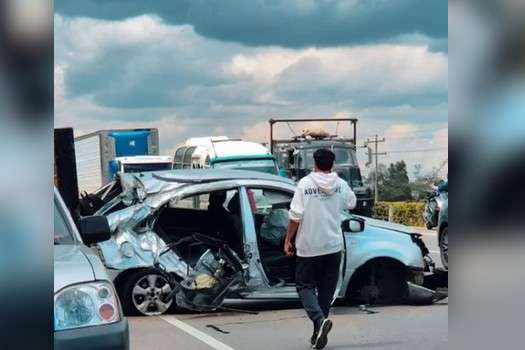 Pasadas las 10:30 a.m. del miércoles 11 de septiembre, un vehículo particular con 5 ocupantes se estrelló contra un poste en el km 8+400 de la vía Tunja-Bogotá. Una persona falleció y cuatro más resultaron heridas.