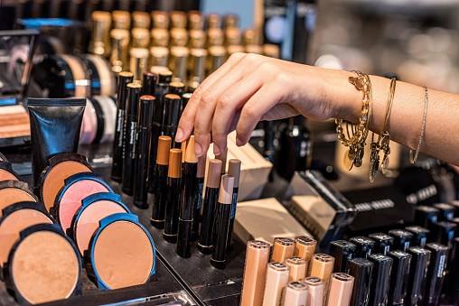 Invima decomisó cinco toneladas de cosméticos en Bogotá