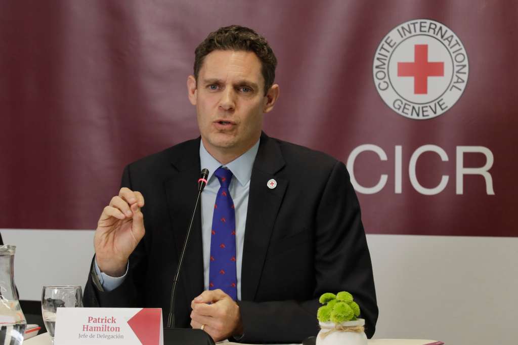BOG400. BOGOTÁ (COLOMBIA), 27/03/2025.- El jefe de la delegación en Colombia del Comité Internacional de la Cruz Roja (CICR), Patrick Hamilton, habla durante la presentación del informe ‘Retos Humanitarios 2025’ este jueves, en Bogotá (Colombia). El CICR advirtió que la situación humanitaria se deterioró "de manera preocupante" en Colombia el año pasado, en el que ese organismo documentó 382 violaciones al derecho internacional humanitario (DIH). EFE/ Carlos Ortega