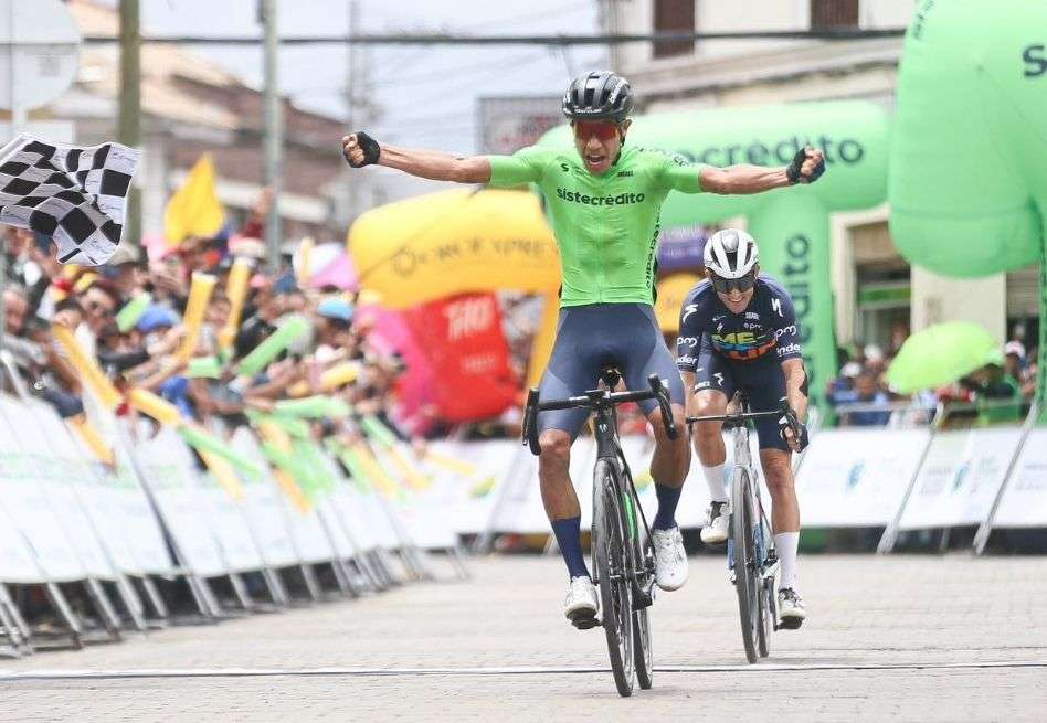 José Urián le ganó el esprint a Sevilla y se llevó la etapa 4 del Clásico RCN 2025