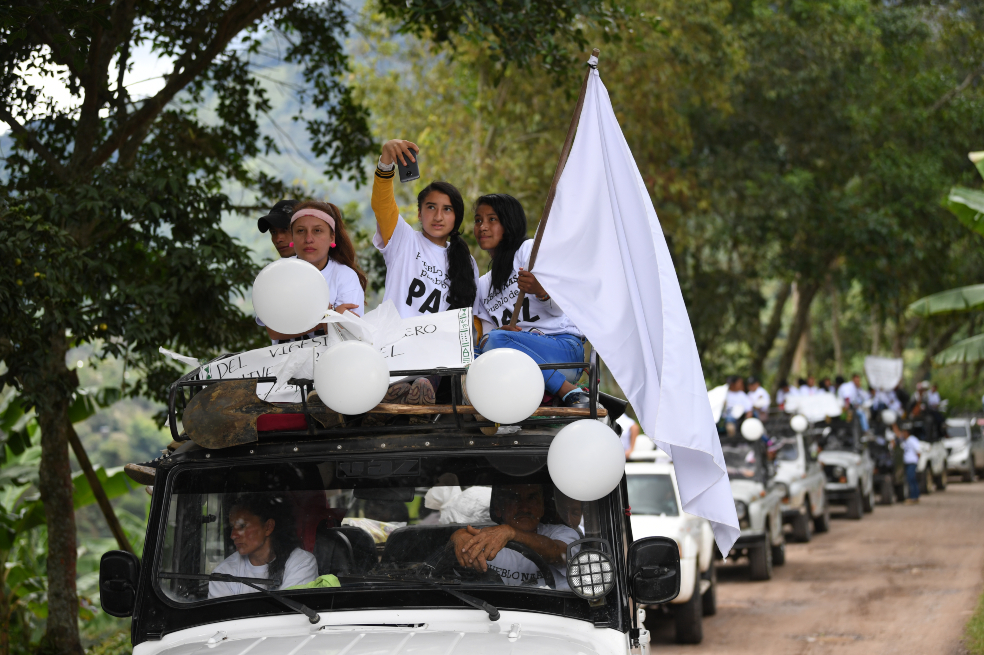 Para conmemorar los 23 años de la firma de la paz entre el pueblo nasa wes’x y las Farc, una larga caravana de vehículos adornados con bombas y banderas blancas partió desde Gaitania hasta el resguardo indígena. / Gustavo Torrijos.