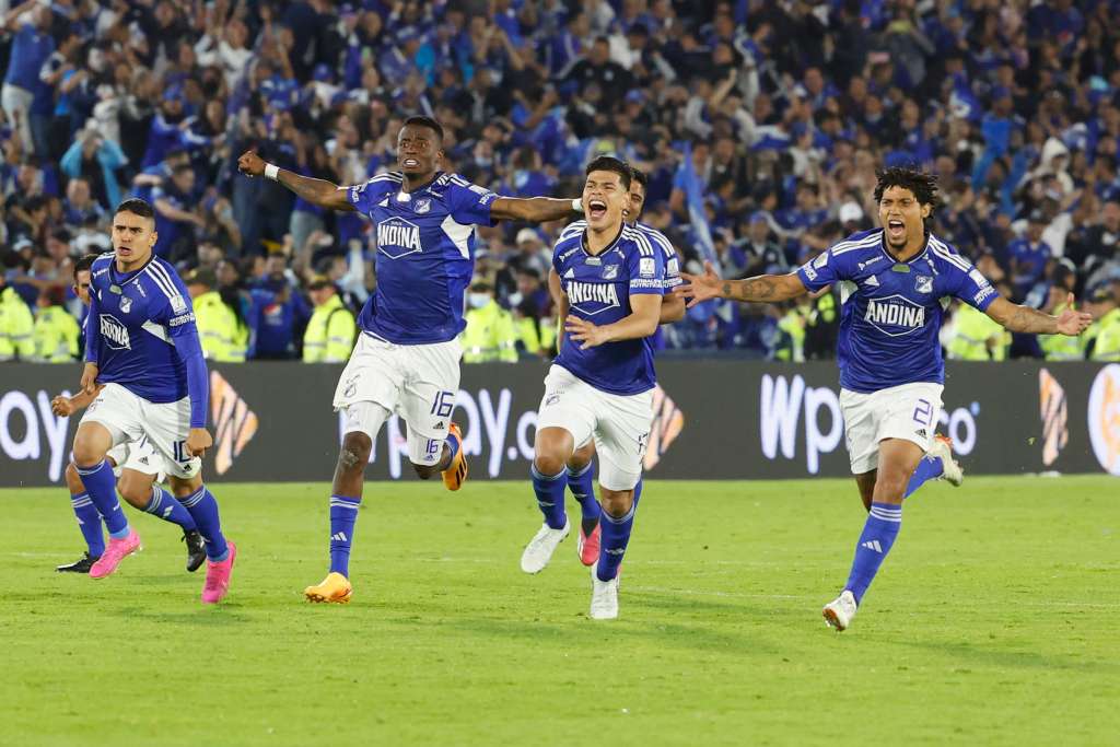 AMDEP4783. BOGOTÁ (COLOMBIA), 24/06/2023.- Jugadores de Millonarios celebran al ganar la serie de penaltis hoy, en la final de la Primera División del fútbol profesional colombiano ante Atlético Nacional en el estadio El Campín en Bogotá (Colombia). EFE/ Mauricio Dueñas Castañeda