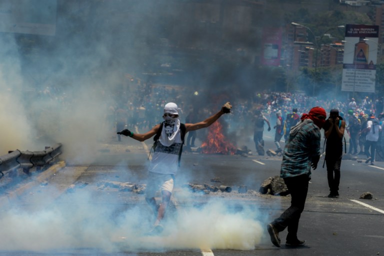 Bombas lacrimógenas impactan centro médico durante protestas en Venezuela