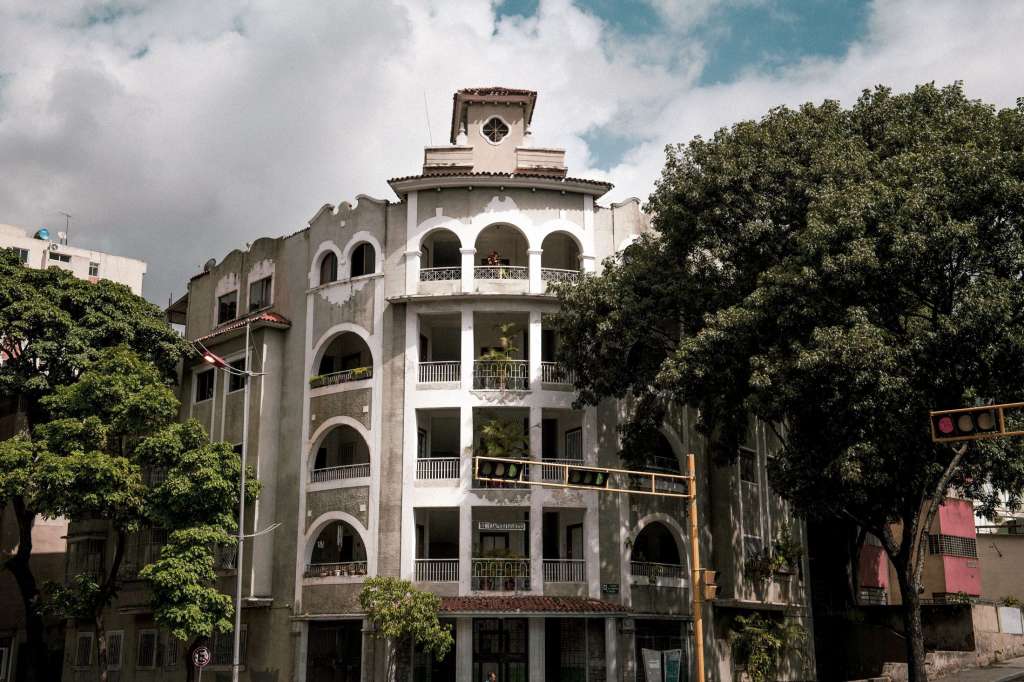 "La arquitectura moderna de Caracas es extraordinaria. Es una característica importante de esta ciudad", dijo Hannia Gómez, arquitecta y directora de la sucursal venezolana de Docomomo, una organización internacional sin fines de lucro dedicada a la conservación de edificios modernos. "Pero gran parte de este patrimonio está muy deteriorado".