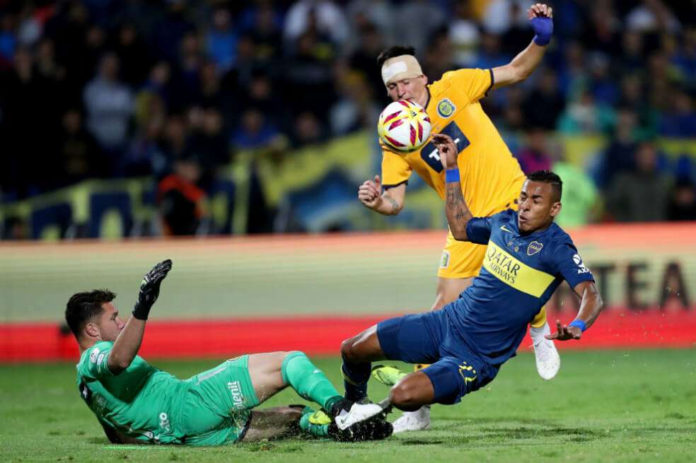 Sebastián Villa, jugador colombiano de Boca Juniors disputa un balón. / AFP