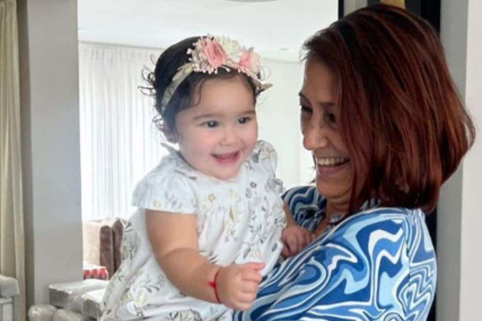 En medio de la polémica entre Andrea Valdiri y Lowe León por la custodia de su hija Adhara, la mamá del cantante celebró Amor y Amistad con la barranquillera.