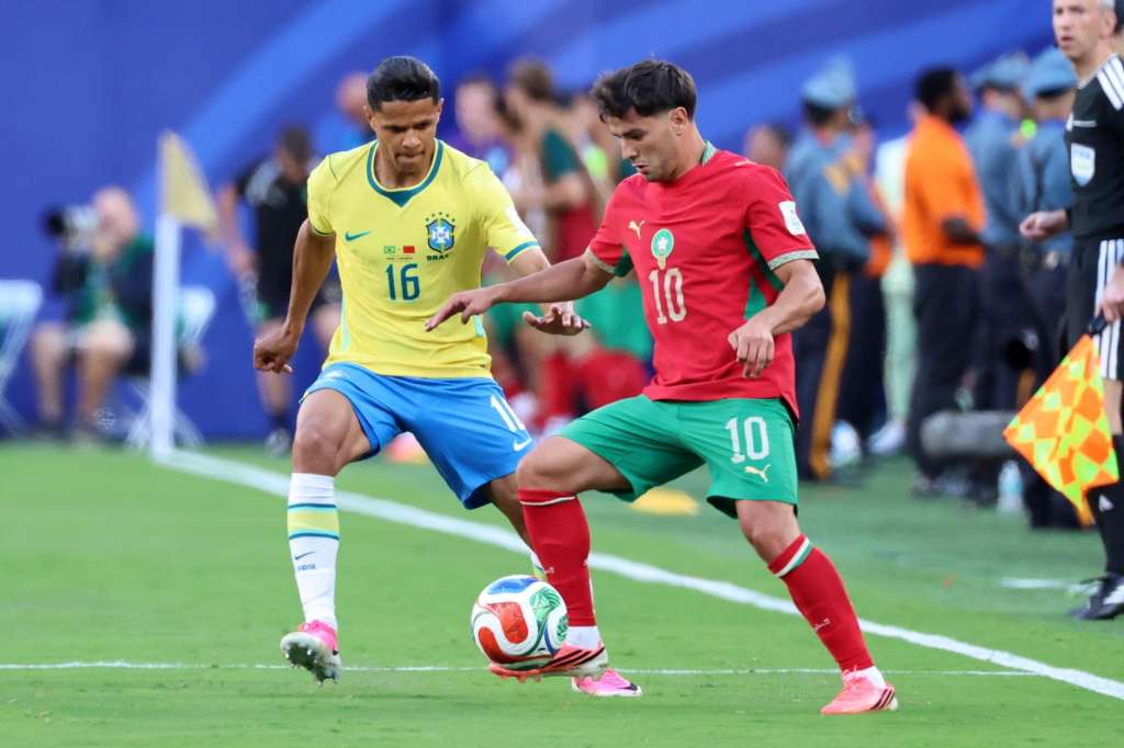 NEW JERSEY (United States), 14/06/2026.- Douglas Santos of Brazil (L) in action against Brahim Diaz of Morocco (R) during the FIFA World Cup 2026 group stage match Brazil against Morocco, in East Rutherford, New Jersey, USA, 13 June 2026. (Brasil, Marruecos) EFE/EPA/OLGA FEDOROVA