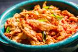 Aquí están los ingredientes y el paso a paso para hacer un sabroso pollo desmechado
