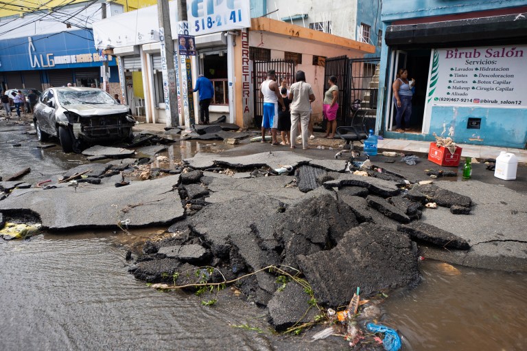 SANTO DOMINGO (REPÚBLICA DOMINICANA), 19/11/2023.- Fotografía que muestra un vehículo arrastrado por la corriente, hoy en Santo Domingo (República Dominicana). Las lluvias torrenciales que afectan a República Dominicana desde el viernes han obligado a desplazar de sus hogares a cerca de 8.000 personas, dañado viviendas e infraestructuras y más de una docena de muertos, aunque las autoridades solo confirmaron nueve fallecidos. EFE/Orlando Barría