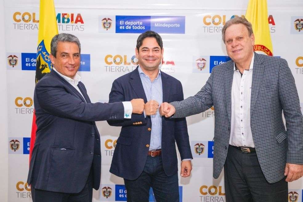 De izquierda a derecha: Fernando Jaramillo, presidente Dimayor, Guillermo Herrera, Ministro del Deporte, Ramón Jesurún, presidente Federación Colombiana de Fútbol.