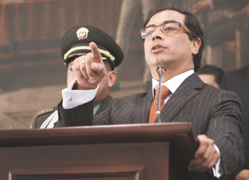 El exalcalde de Bogotá Gustavo Petro aspira a recoger un millón de firmas para inscribir su candidatura. / Alcaldía