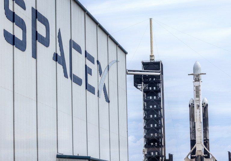 Tensión entre Musk y Trump pondría en juego millonarios contratos espaciales