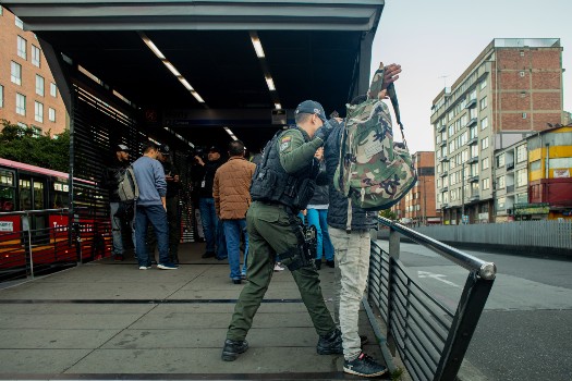 La administración Galán anunció la puesta en marcha de la intervención de seguridad en el sistema
Transmilenio, que se desarrollará en el marco de la estrategia 'Bogotá Camina Segura'.