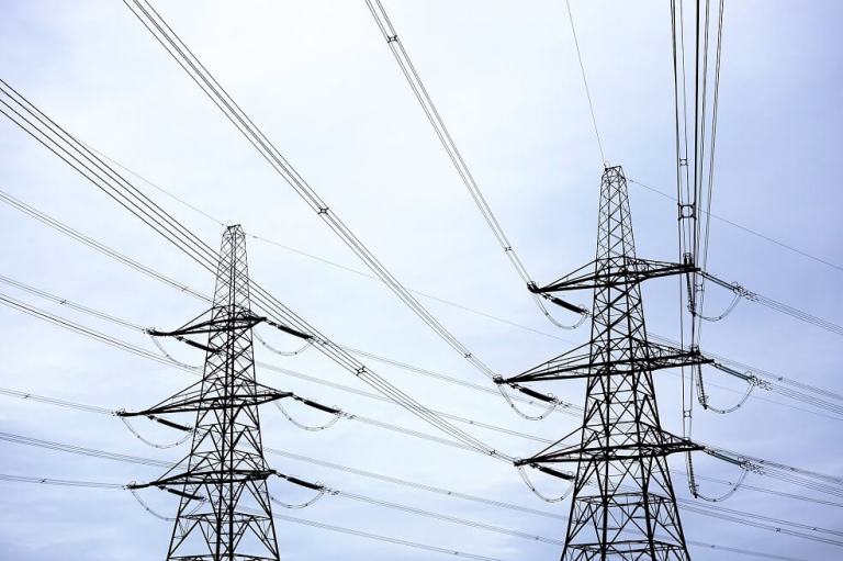 ¿Cómo mitigar los disparados precios de la electricidad y la gasolina?