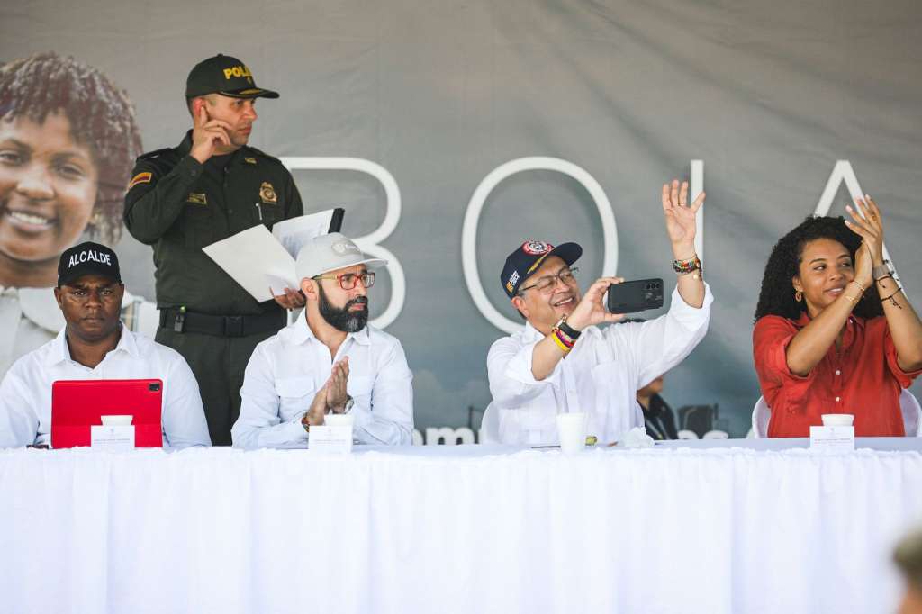 Presidente Gustavo Petro y ministro de Minas, Andrés Camacho, lanzan anzó la primera comunidad energética educativa en Bojayá, Chocó.