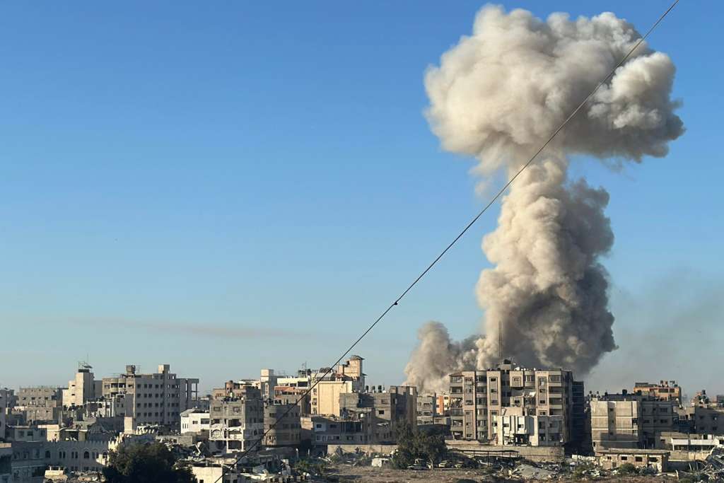 GAZA, 07/10/2025.- Una columna de humo en Gaza tras un ataque aéreo, este martes. La Franja de Gaza registró este martes una segunda madrugada consecutiva sin ataques letales israelíes, dos años después del ataque de Hamás del 7 de octubre y mientras continúan las negociaciones para un posible alto el fuego, confirmaron a EFE fuentes locales. Pese a que no hubo muertos registrados de madrugada hasta la mañana de hoy, sí que se dieron repetidos ataques aéreos con drones contra infraestructura y viviendas a lo largo del enclave palestino, así como bombardeos de artillería en casi todos los barrios de la ciudad de Gaza, incluidos Al Jalaa, Al Nasr, Tel al Hawa, Al Tuffah o Sabra, según documentó la Defensa Civil local. EFE/ Ahmad Awad
