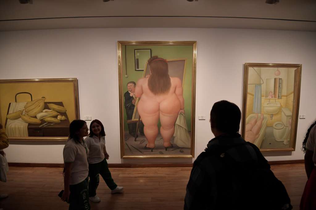 Admiradores de la obra del pintor y escultor Fernando Botero, se acercaron este viernes al Museo Botero en Bogotá tras la muerte del artista antioqueño.