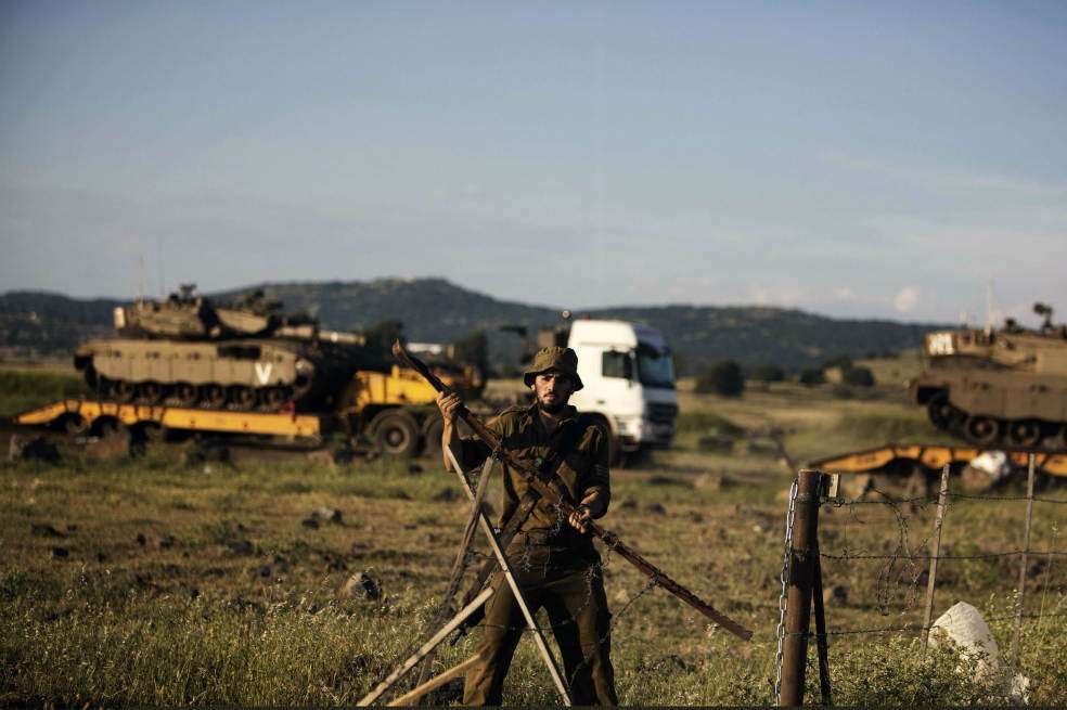Un soldado israelí durante un simulacro de su ejército en los altos del Golán, cerca de la frontera con Siria, en donde crece la tensión por dos ataques lanzados por Israel. / AFP