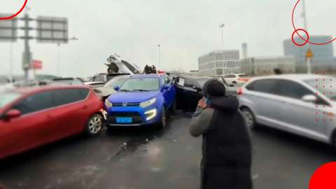 Choque múltiple de cien autos en una autopista china