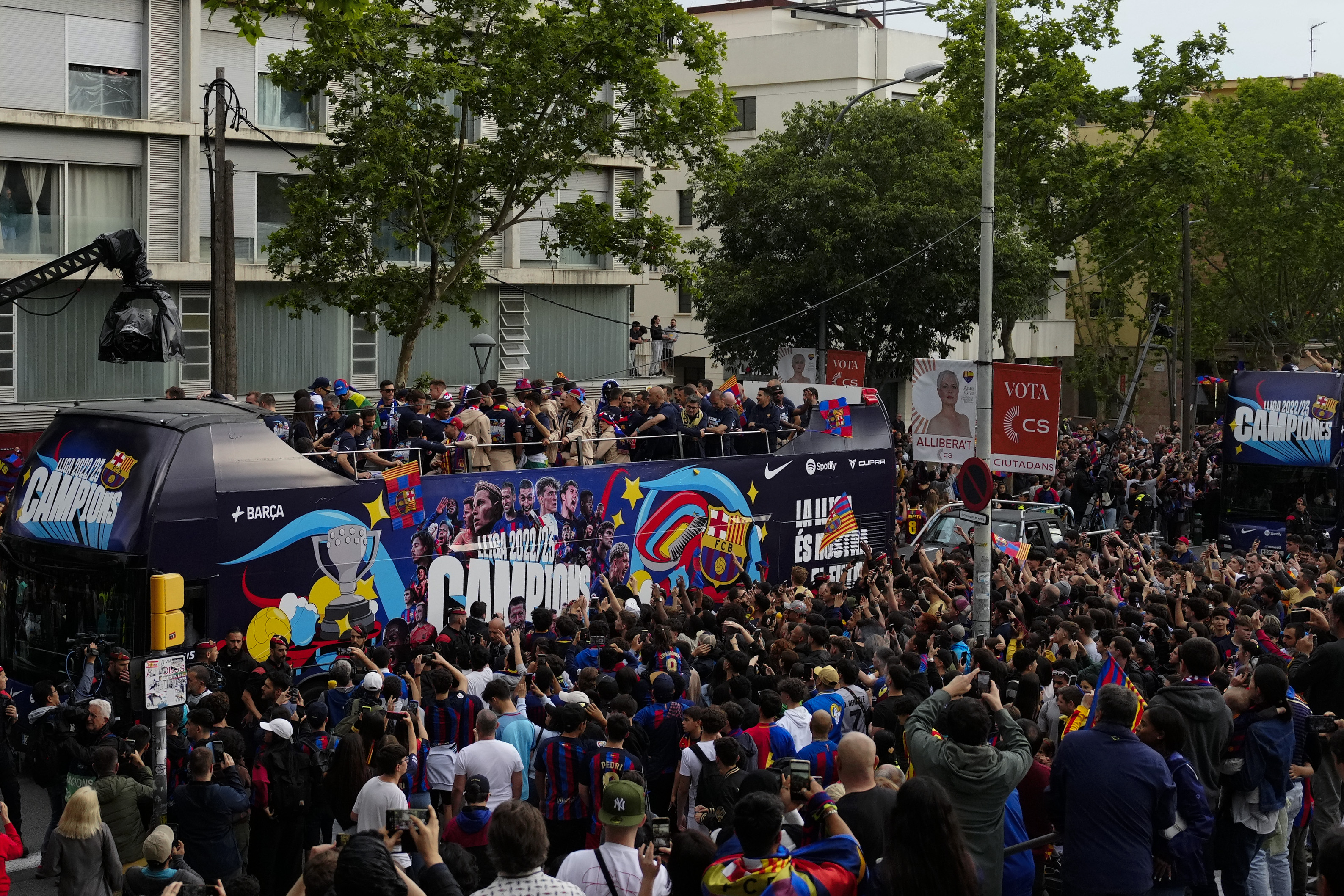 GRAFCAT365. BARCELONA (ESPAÑA), 15/05/2023.- Los jugadores y jugadoras del Barcelona, celebran este lunes la conquista de LaLiga Santander por parte del equipo masculino y de la Finetwork Liga F del primer equipo femenino con la tradicional rúa por las calles de la capital catalana.EFE/Enric Fontcuberta