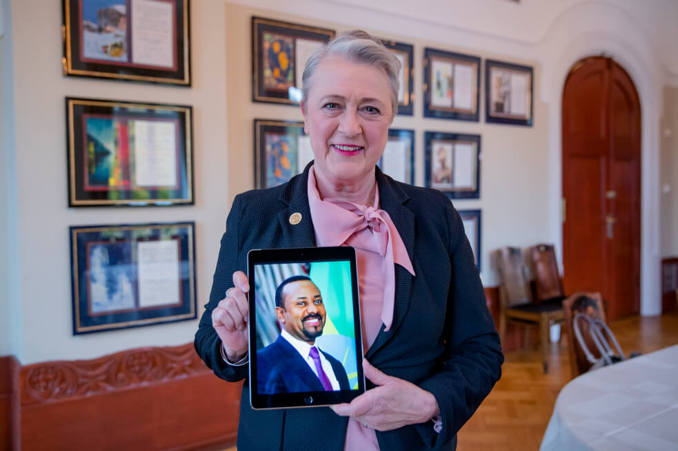 Berit Reiss-Andersen el Comité del Premio Nobel de Paz muestra una foto del primer ministro de Etiopía, Abiy Ahmed. / AFP