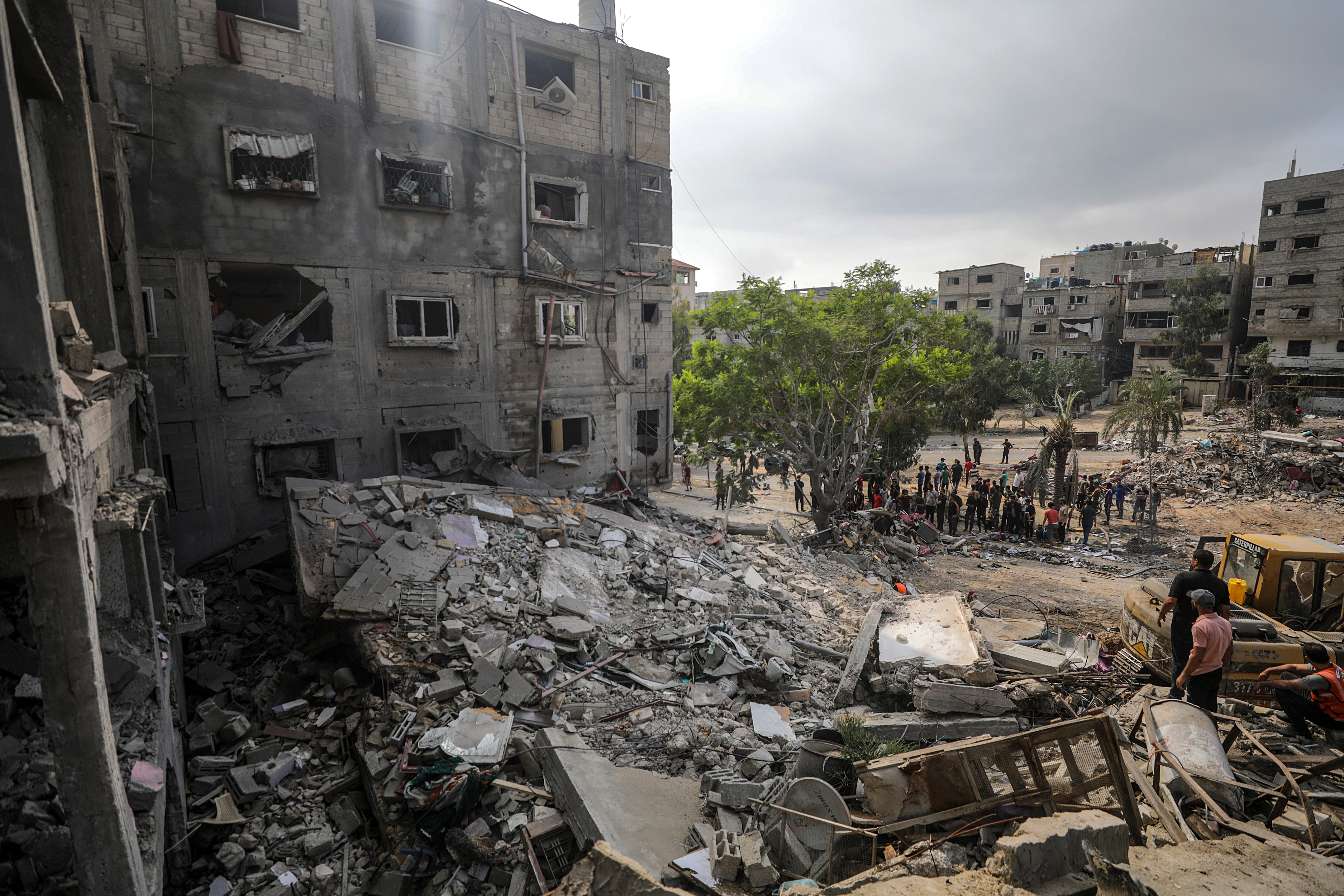 Gaza City (---), 23/10/2023.- Palestinian civil defense workers search for victims and survivors among the rubble of a destroyed family house following an Israeli air strike in Gaza City, 23 October 2023. More than 4,700 Palestinians and over 1,400 Israelis have been killed, according to the Israel Defense Forces (IDF) and the Palestinian health authority, since Hamas militants launched an attack against Israel from the Gaza Strip on 07 October. EFE/EPA/MOHAMMED SABER