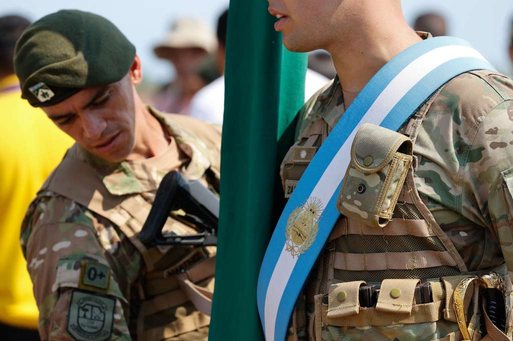 AME8018. CLORINDA (ARGENTINA), 07/02/2025.- Un soldado argentino participa en un acto este viernes en Clorinda (Argentina). Los ministros de Defensa de Argentina, Luis Petri, y de Paraguay, Óscar Luís González Cañete, acordaron que las fuerzas armadas de ambos países reforzarán la cooperación en las acciones de vigilancia en la frontera entre ambos países para combatir al "enemigo común del crimen organizado". Allí firmaron una declaración conjunta, en la que señalaron el "carácter multidimensional de las amenazas trasnacionales inherentes a la defensa y seguridad internacional que suponen un peligro común para ambos países". EFE/ Juan Pablo Pino