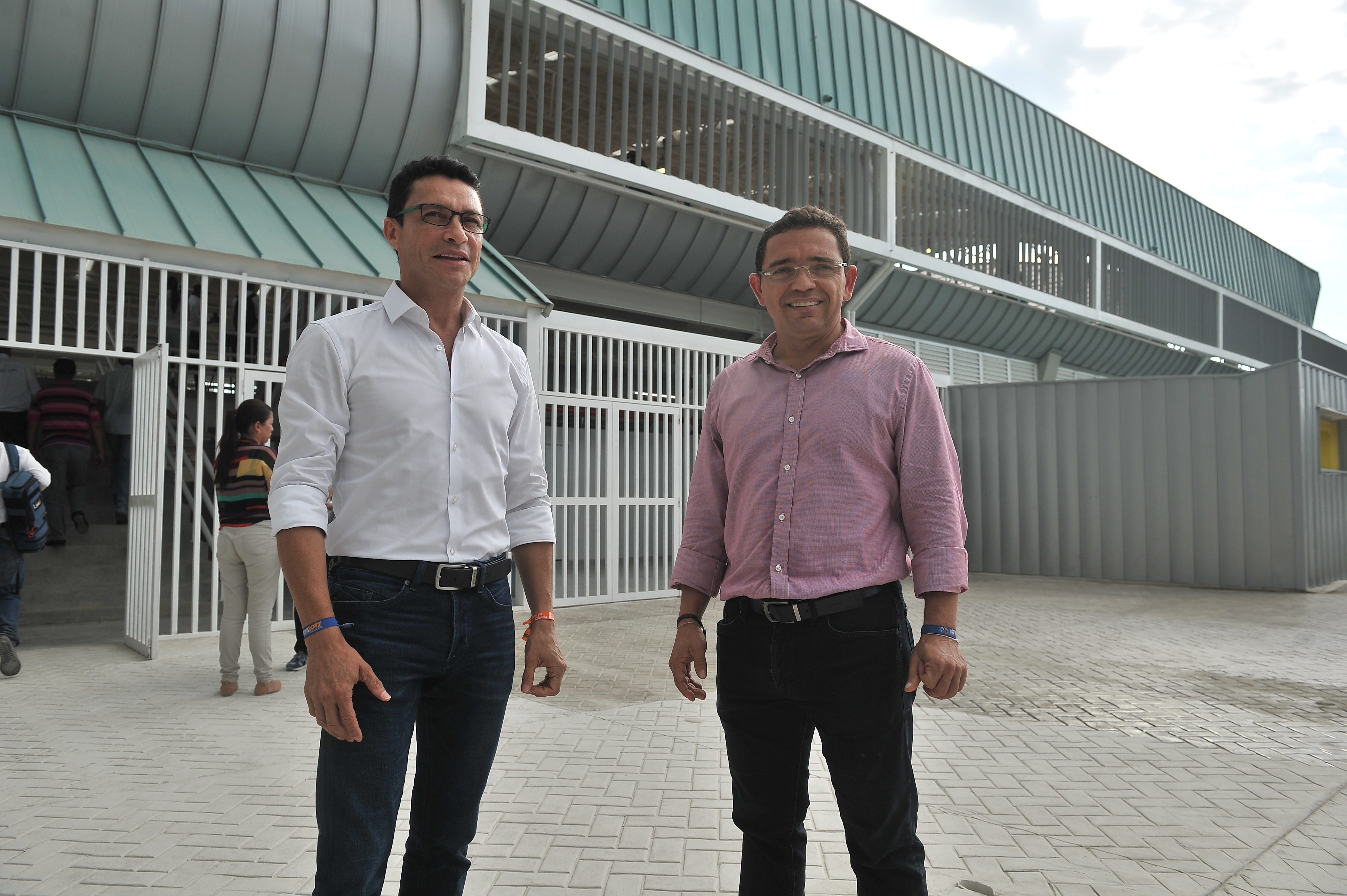Exalcalde de Santa Marta y Rafael Martínez, alcalde de Santa Marta, visitan las obras de los escenarios deportivos para los juegos Bolivarianos Santa Marta 2017 (izq-der).