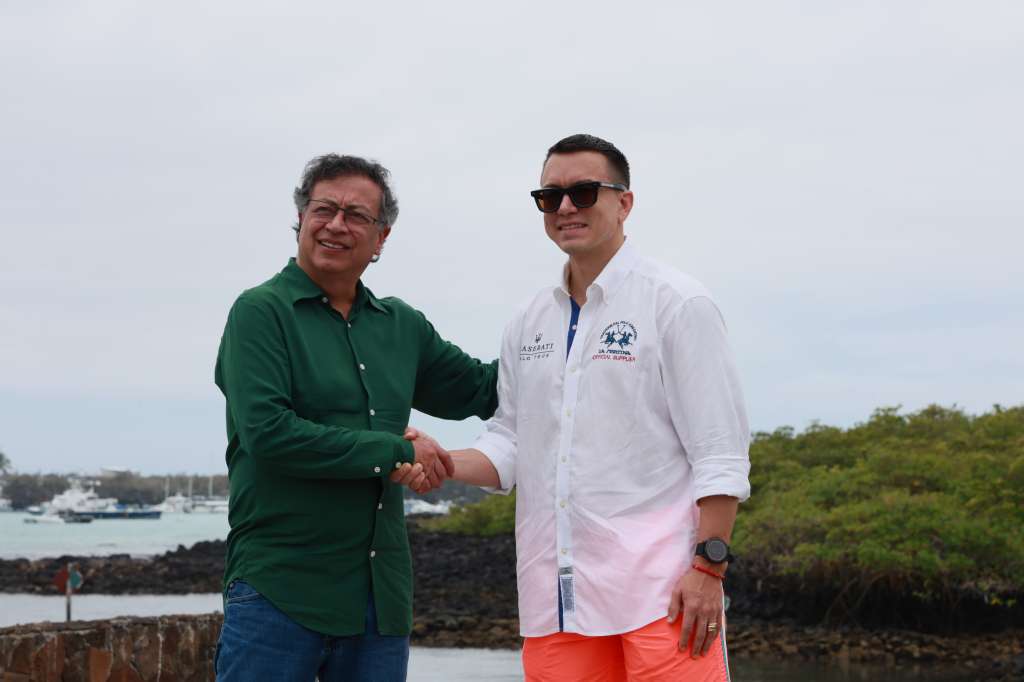 AME5678. (ECUADOR), 15/12/2024.- Fotografía cedida por la Presidencia de Ecuador del presidente ecuatoriano, Daniel Noboa (d), y el de Colombia, Gustavo Petro, durante un encuentro este domingo en Islas Galápagos (Ecuador). Noboa y Petro han acordado fortalecer la cooperación fronteriza y la protección ambiental. EFE/ Presidencia De Ecuador / SOLO USO EDITORIAL/ SOLO DISPONIBLE PARA ILUSTRAR LA NOTICIA QUE ACOMPAÑA (CRÉDITO OBLIGATORIO)