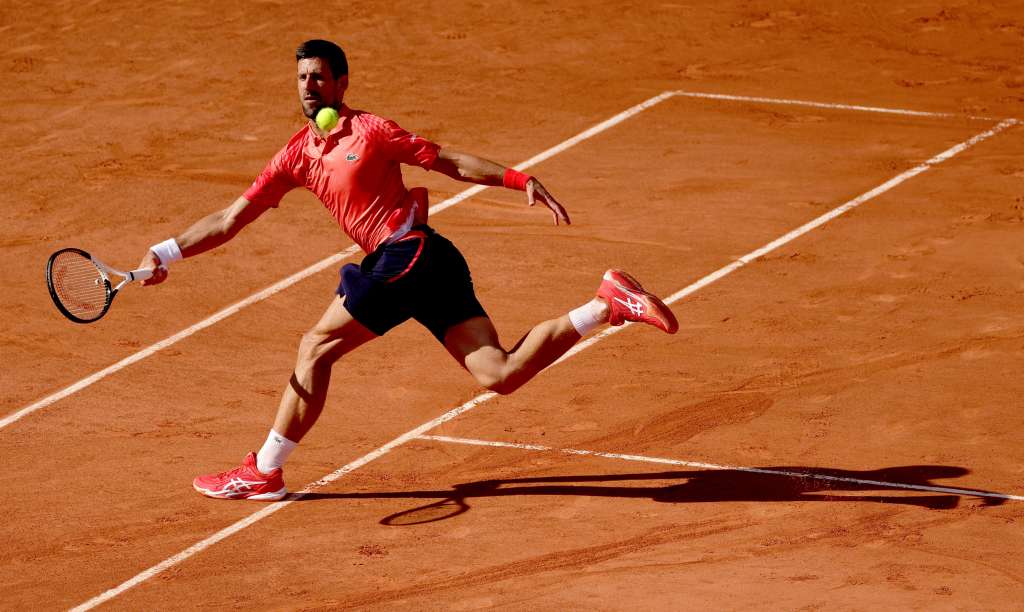 Paris (France), 02/06/2023.- Novak Djokovic of Serbia hits a forehand during the Men's Singles 3rd round match against Alejandro Davidovich Fokina of Spain during the French Open Grand Slam tennis tournament at Roland Garros in Paris, France, 02 June 2023. (Tenis, Abierto, Francia, España) EFE/EPA/TERESA SUAREZ