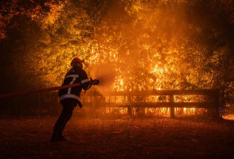 Una fotografía facilitada por el SDIS33 (Servicio Departamental de Bomberos y Socorro de Gironda) muestra a un equipo de bomberos desplegándose para combatir un incendio forestal que se extendía por Ares, en el suroeste de Francia, a última hora del 25 de julio de 2026 (publicada el 26 de julio de 2026). EFE/EPA/DAMIEN REMBERT / FOTO DE ARCHIVO SOLO PARA USO EDITORIAL/NO COMERCIAL