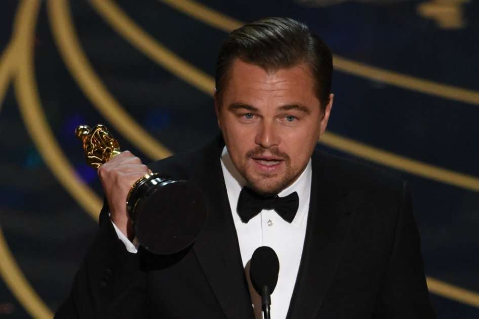 Después de cinco nominaciones, Leonardo DiCaprio se quedó con el Óscar. / AFP