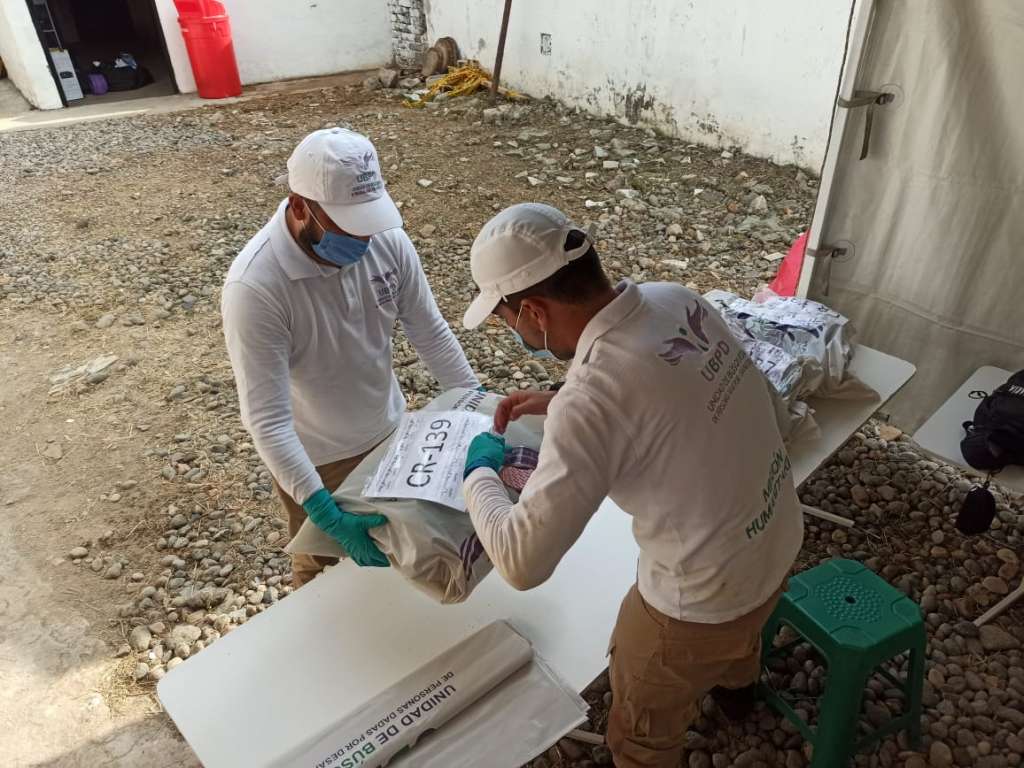 Foto de personas sacando cuerpos del cementerio La Dolorosa en Puerto Berrío.