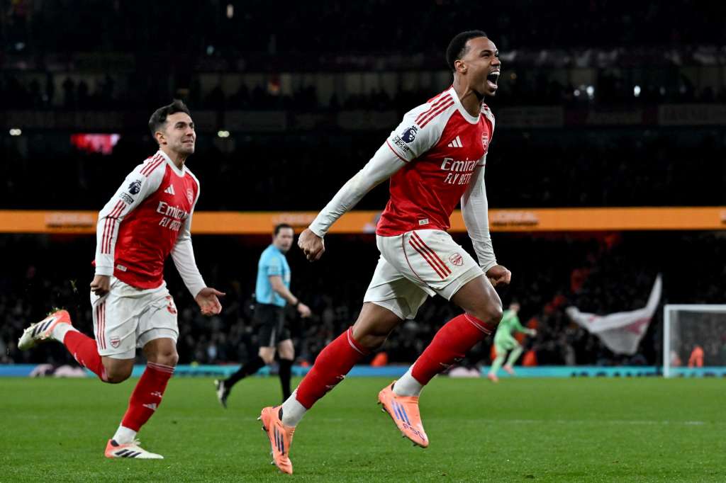 LONDON (United Kingdom), 30/12/2025.- Arsenal's Gabriel Magalhaes (R) celebrates after scoring 1-0 lead goal during the English Premier League match between Arsenal FC and Aston Villa, in London, Britain, 30 December 2025. (Reino Unido, Londres) EFE/EPA/VINCE MIGNOTT EDITORIAL USE ONLY. No use with unauthorized audio, video, data, fixture lists, club/league logos, 'live' services or NFTs. Online in-match use limited to 120 images, no video emulation. No use in betting, games or single club/league/player publications.