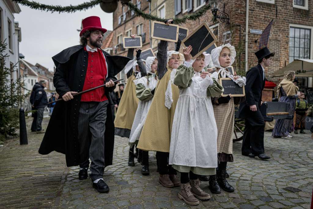 Deventer (Netherlands), 16/12/2023.- A school class takes part in the Dickens Festival in Deventer, The Netherlands, 16 December 2023, as the historic city center is decked out in nineteenth-century atmospheres such as those in the books of the English writer Charles Dickens. (Países Bajos; Holanda) EFE/EPA/EMIEL MUIJDERMAN