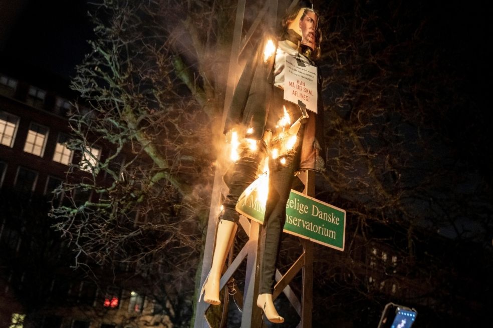 Un muñeco de la Primera Ministra danesa, Mette Frederiksen, prendido fuego con la frase 'ella debe ser asesinada'.
